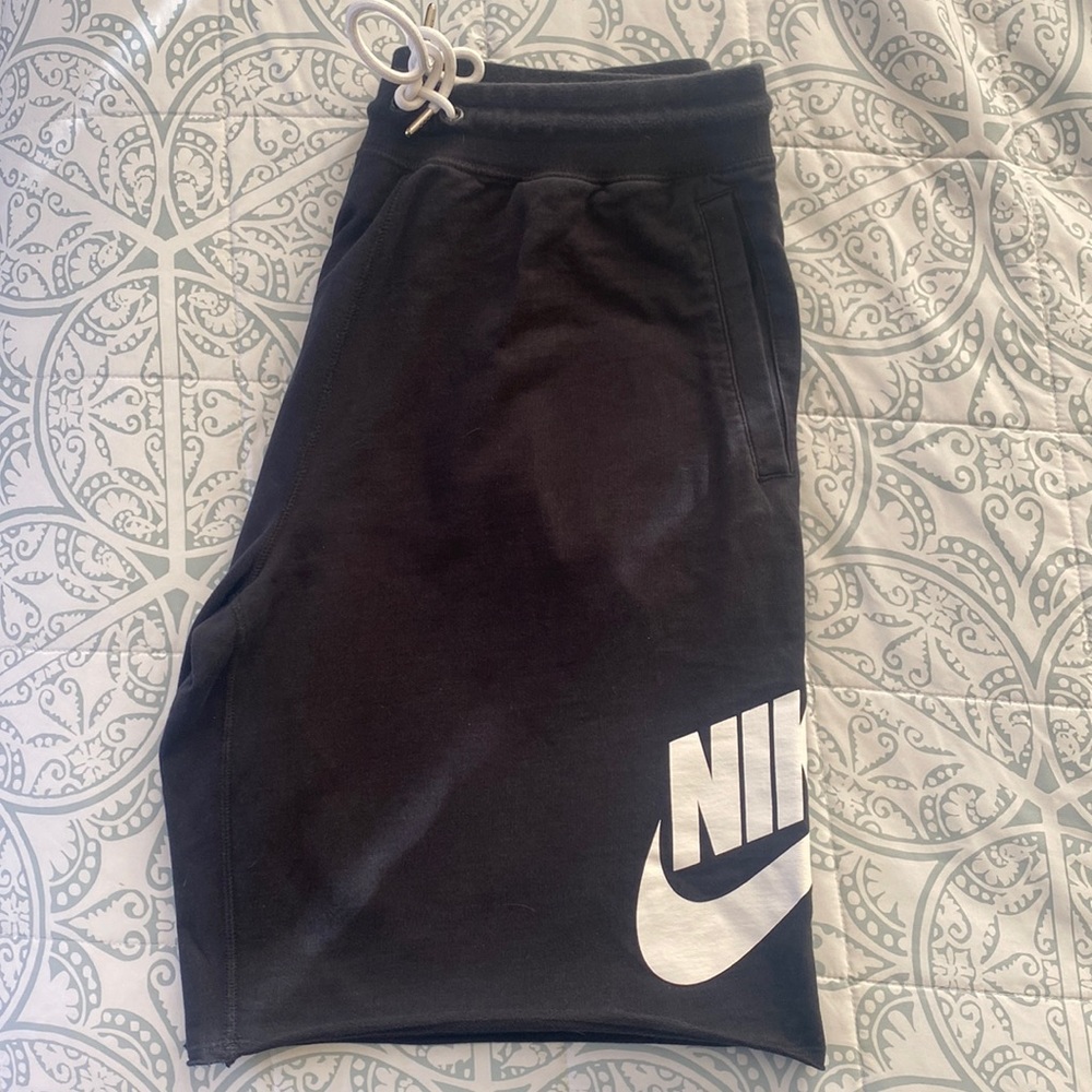 Nike Mens shorts in black size XL